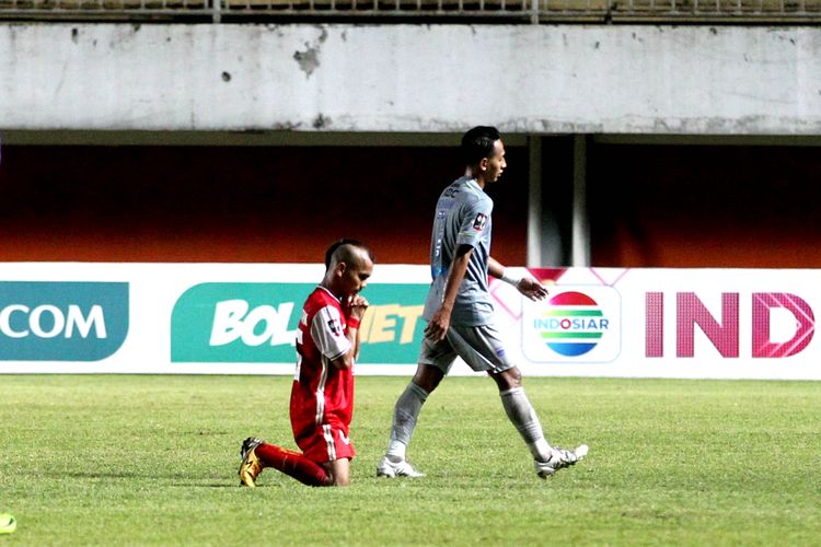 Pemain Persija Jakarta Riko Simanjuntak berdoa seusai pertandingan melawan Persib Bandung saat final Piala Menpora 2021 leg pertama yang berakhir dengan skor 2-0 di Stadion Maguwoharjo Sleman, Kamis (22/04/2021) malam. 