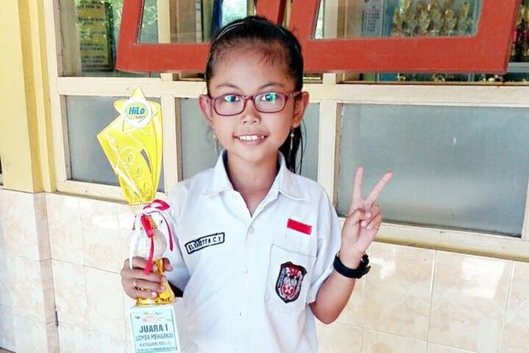 Elvaretta Cicelyana Yocelyn, putri semata wayang pasangan dari Joko Sunoto (36) dan Indah Pujiastuti (36) menunjukkan piala lomba mewarnai.