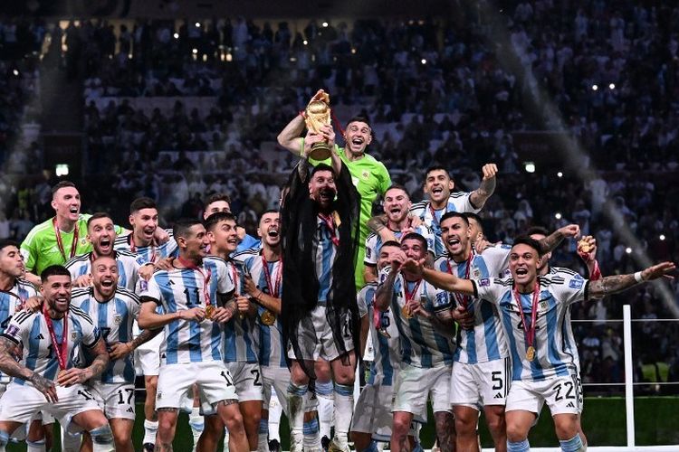 Penyerang Argentina Lionel Messi (tengah) mengangkat Trofi Piala Dunia FIFA saat ia merayakan kemenangan pada final Piala Dunia 2022 Qatar antara Argentina vs Perancis di Stadion Lusail di Lusail, utara Doha pada Minggu 18 Desember 2022. Terkini, Argentina mengumumkan akan menjalani tur uji coba ke Asia pada Juni 2023 mendatang untuk melawan Australia di Beijing dan Indonesia di Jakarta.