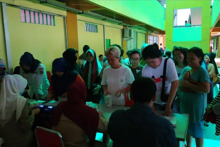 Antrean warga Rusunawa Tipar Cakung, Jakarta Timur menebus pangan murah, Selasa (18/6/2019).