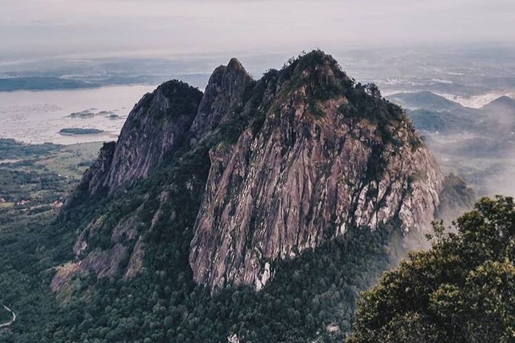 Pemandangan dari atas Puncak Batu Tumpuk, Gunung Bongkok Purwakarta