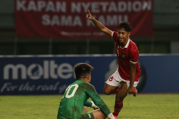 Pemain timnas U19 Indonesia Alfriyanto Nico melakukan selebrasi usai membobol gawang Brunei pada laga lanjutan Grup A Piala AFF U19 2022 yang digelar di Stadion Patriot Candrabhaga, Bekasi, Senin (4/7/2022). Indonesia unggul 7-0 atas Brunei