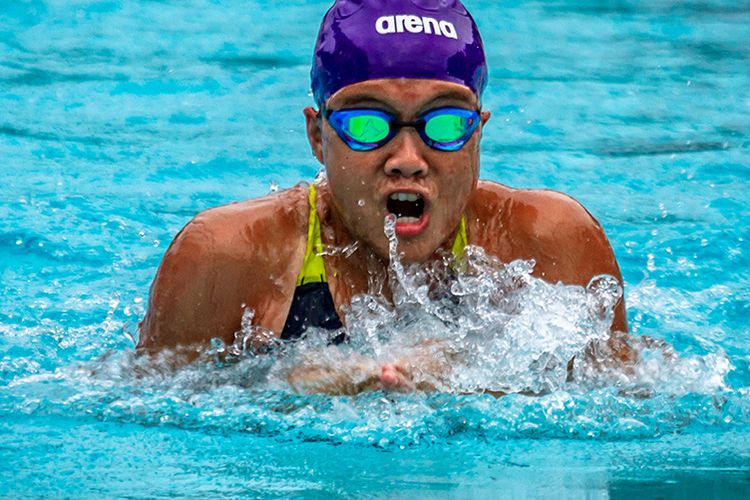 Perenang Indonesia Adelia memacu kecepatan saat bertanding pada final cabang olahraga (cabor) renang 50 meter Gaya Dada Putri ASEAN Schools Games ke-11 Tahun 2019 di Kolam Renang GOR Jatidiri, Semarang, Jawa Tengah, Jumat (19/7/2019). Adelia berhasil meraih medali emas cabor renang dengan catatan waktu 33.81 detik diikuti perenang Filipina Thanya Angelyn Dela dengan 33.82 detik dan perenang Thailand Phurichaya Junyamitr dengan 34.00 detik.