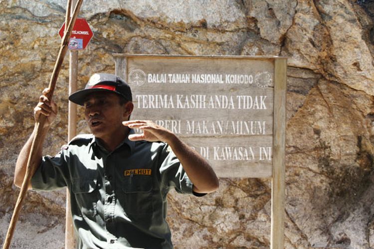 Ranger atau jagawana di TN Komodo memberikan penjelasan kepada wisatawan yang tiba di Pulau Rinca, Kabupaten Manggarai Barat, Nusa Tenggara Timur, Sabtu (10/5/2014)