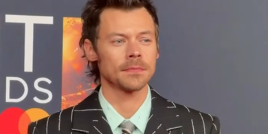 Harry Styles Tampil Berani di BRIT Awards 2026, Kenakan Chanel dan Sepatu Ballet