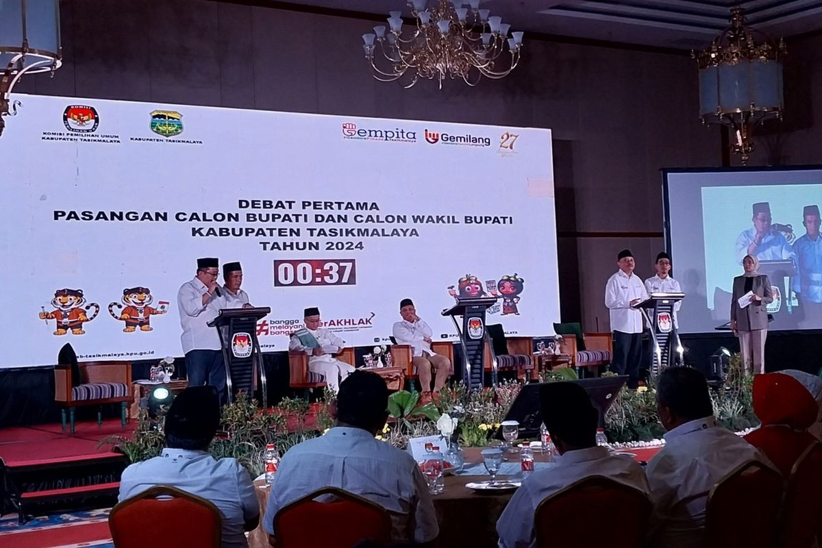 Pasangan calon petahana Pilkada Kabupaten Tasikmalaya, Jawa Barat, Ade Sugianto-Iip Miptahul Paoz, saat sedang memaparkan visi-misi dalam debat kandidat di Singaparna, Tasikmalaya, beberapa waktu lalu.