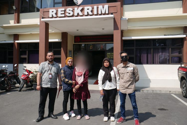 Tim Jawa Barat (Jabar) Quick Response (JQR) mendampingi korban rudapaksa terhadap penyandang masalah kejiwaan berinisial HNI (24) yang dilakukan petugas Satgas PMKS.