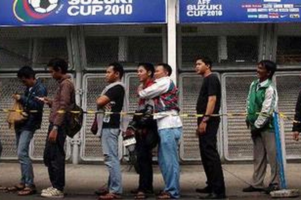 Warga mengantre dari pagi untuk mendapatkan bukti pembayaran tiket pertandingan semifinal Piala AFF 2010 antara tim nasional Indonesia melawan Filipina di Stadion Gelora Bung Karno, Senayan, Jakarta Selatan, Selasa (14/12/2010). Penonton baru bisa mendapatkan tiket pada hari pertandingan, Kamis (16/12/2010), dengan membawa bukti pembayaran untuk ditukarkan. 