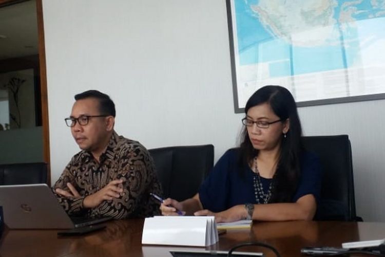 Head of Research and Consultancy Savills Indonesia Anton Sitorus (kiri) saat memparkan hasil survei pada tahun 2018 di kantornya, Jakarta, Rabu (27/2/2019).