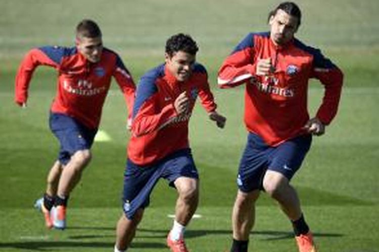 Bek Paris Saint-Germain, Thiago Silva (tengah), mengikuti sesi latihan tim bersama dengan Zlatan Ibrahimovic (kanan) dan Marco Verratti (kiri), di Camp des Loges, Saint-Germain-en-Laye, Paris, 16 Mei 2014. 