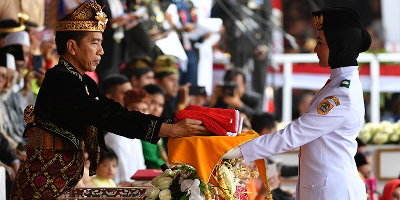 Presiden Joko Widodo menyerahkan bendera kepada Pasukan Pengibar Bendera Pusaka (Paskibraka) saat Upacara Peringatan Detik-Detik Proklamasi 1945 di Istana Merdeka, Jakarta, Sabtu (17/8/2019). Peringatan HUT RI tersebut mengangkat tema SDM Unggul Indonesia Maju.