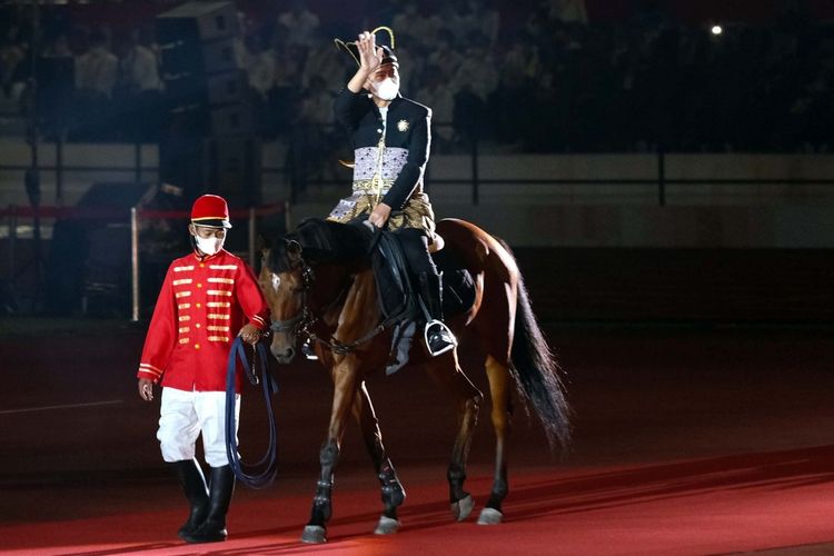 Walikota Solo selaku Ketua INASPOC Gibran Rakabuming Raka menaiki kuda saat opening ceremony 11th ASEAN Para Games 2022 di Stadion Manahan Solo, Jawa Tengah, Sabtu 30 Juli 2022.