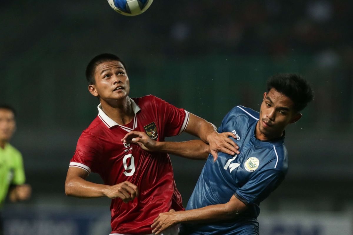 Pemain timnas U19 Indonesia Hokky Caraka berebut bola saat bertanding melawan Brunei pada laga lanjutan Grup A Piala AFF U19 2022 yang digelar di Stadion Patriot Candrabhaga, Bekasi, Senin (4/7/2022). Indonesia unggul 7-0 atas Brunei.