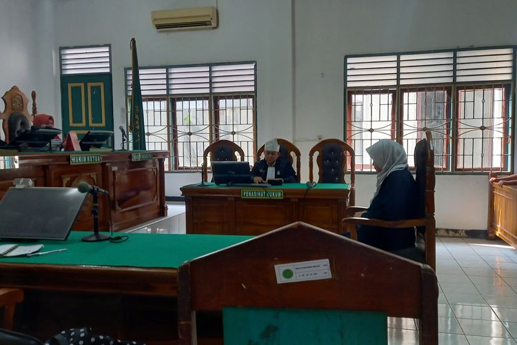 Pengadilan Negeri Medan memvonis dokter bernama Tengku Gita Aisyaritha hukuman 3 bulan penjara, dengan masa percobaan 6 bulan, Kamis (27/7/2023).  Dia terbukti melakukan penyuntikan vaksin corona kosong ke siswa SD pada Januari 2022