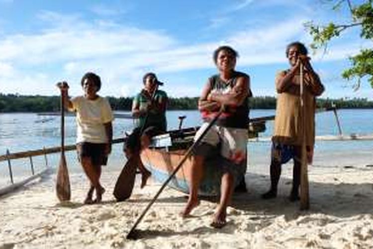 Mama dari Kampung Pasi dan Yenmanaina berpose sebelum latihan lomba dayung.