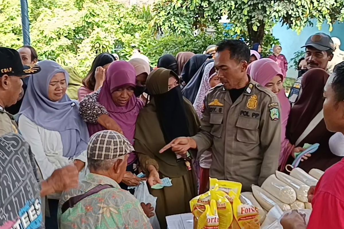 Ratusan Warga Desa Banjarejo, Kecamatan Ngariboyo, Kabupaten Magetan, menyerbu pasar murah yang dilaksanakan di desa setempat untuk mempersiapkan tradisi ater ater, yaitu membawa gula dan minyak goreng ke rumah saudara maupun tetangga. Sayangnya pembelian minyak goreng dan gula pasir yang harganya disubsidi dibatasi.