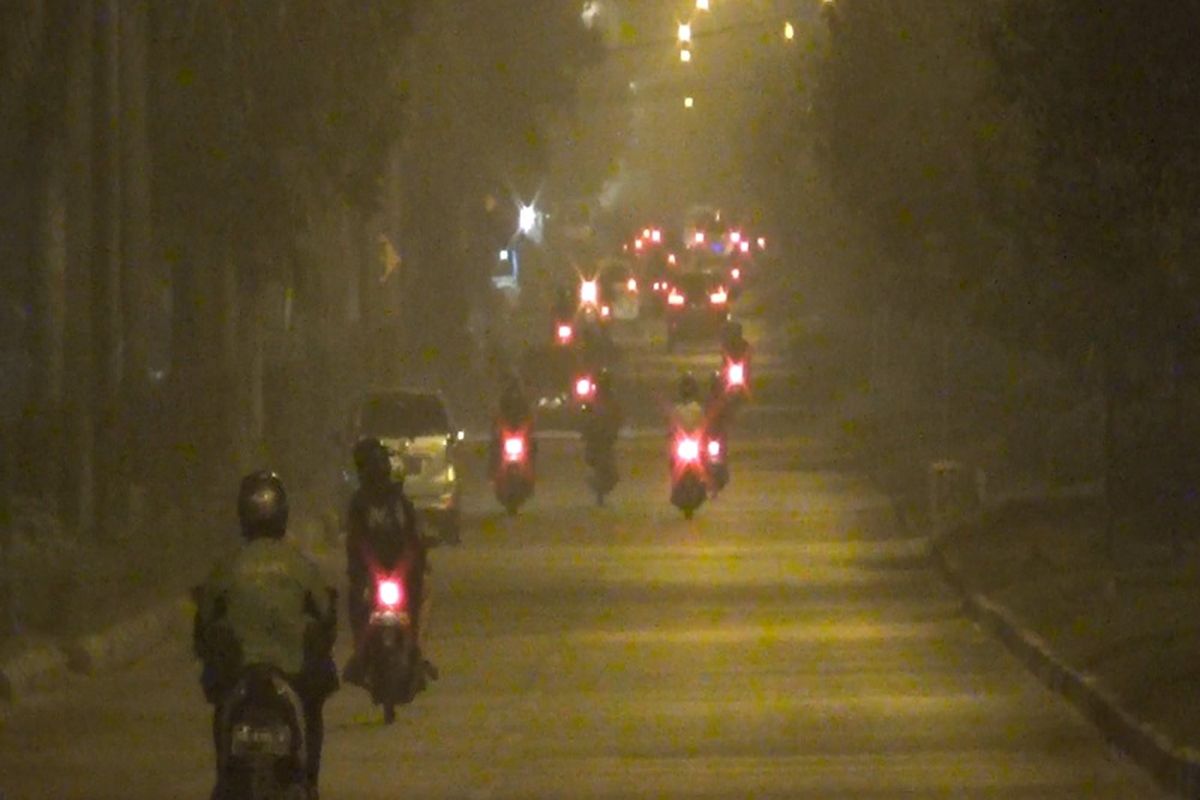 Foto kondisi suasana saat kabut asap selimuti kota Palangkaraya di malam hari, Selasa (10/9/2019). 