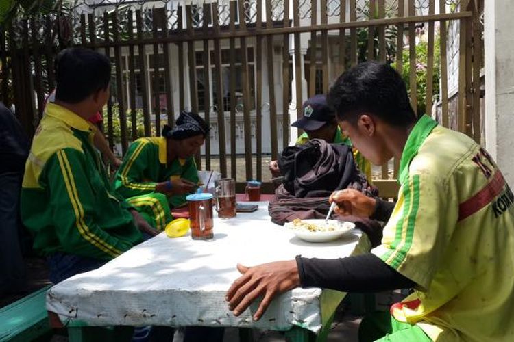 Sejumlah pasukan kuning Kota Malang saat makan gratis di Warung Isor Nungko, Kota Malang, Jumat (24/2/2017)