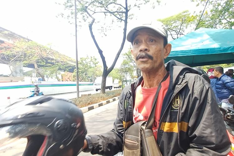 Pengendara motor bernama Adi (60) saat ditemui Kompas.com di Jalan Lodan Raya, Ancol, Pademangan, Jakarta Utara, Rabu (1/11/2023). Kendaraan roda dua miliknya tidak lulus uji emisi dalam razia tilang uji emisi.