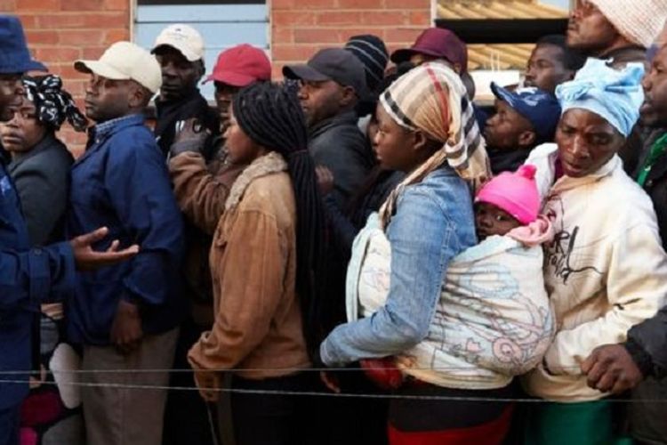 Warga Zimbabwe mengantri di tempat pemungutan suara pada Senin (30/7/2018). Zimbabwe melaksanakan Pemilihan Umum pertama semenjak Robert Mugabe lengser setelah 37 tahun berkuasa pada November 2017.