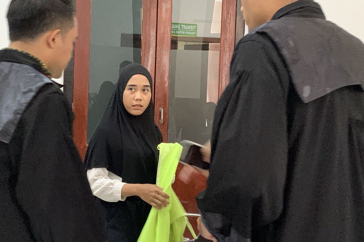 Merlyn Ineke Ardinata usai sidang putusan di Ruang Sari 3 Pengadilan Negeri Surabaya, Rabu (1/4/2026)