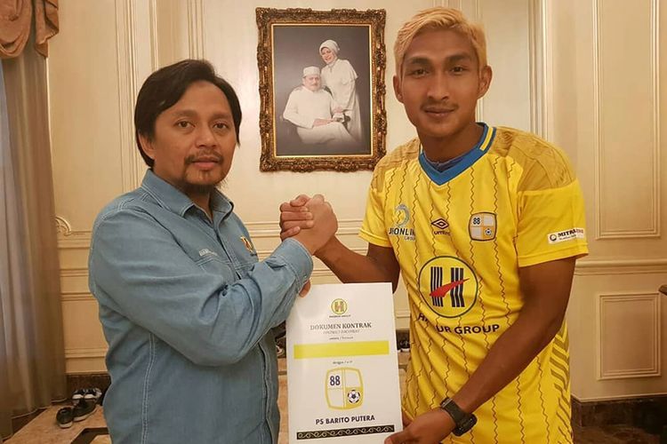 Ahmad Bachtiar (kanan) bersama manajer Barito Putera Hasnuryadi Sulaiman, usai prosesi penandatangan kontrak.
