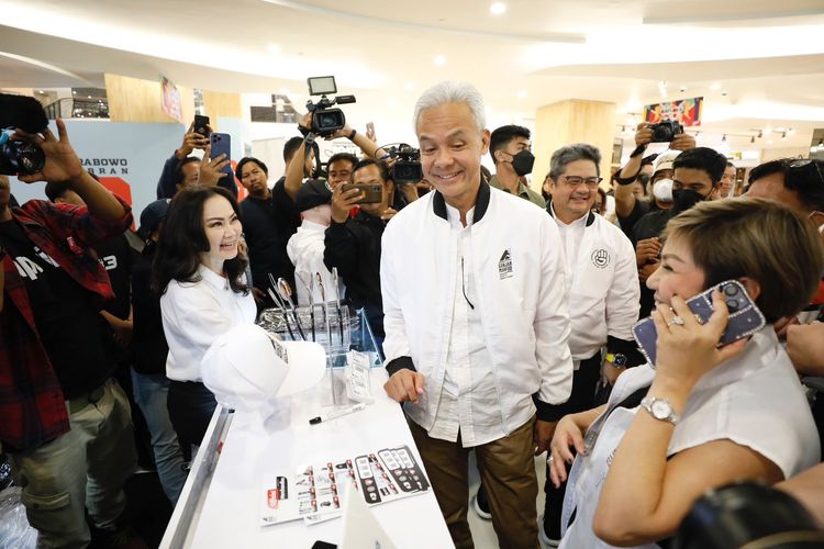 Calon presiden nomor urut 3 Ganjar Pranowo mengunjungi toko merchandise resmi Ganjar-Mahfud di Mal FX Sudirman, Jakarta, Senin (11/12/2023).