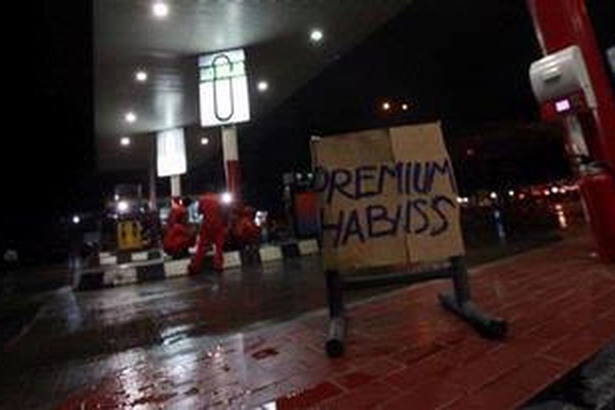 Stasiun Pengisian Bahan Bakar Umum (SPBU) 34-13301 di Jalan Mayjen DI Pandjaitan, Cipinang Besar Selatan, Jakarta Timur memasang pengumuman stok bahan bakar premium habis pada Kamis (29/11/2012) petang. PT Pertamina memperkirakan penyerapan BBM bersubsidi secara alami akan melebihi kuota sebanyak 1,27 juta kiloliter. Sampai akhir tahun, kelebihan kuota Premium diperkirakan 450.000 kiloliter. Kelebihan kuota solar 800.000 kiloliter.