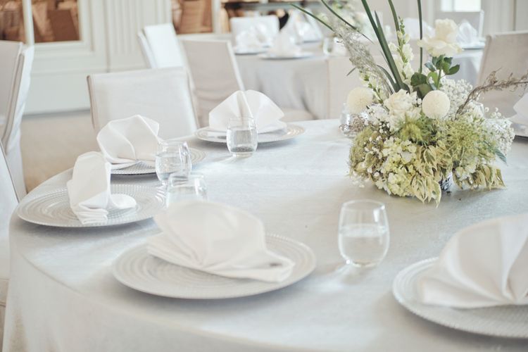 ilustrasi taplak putih di restoran fine dining. 
