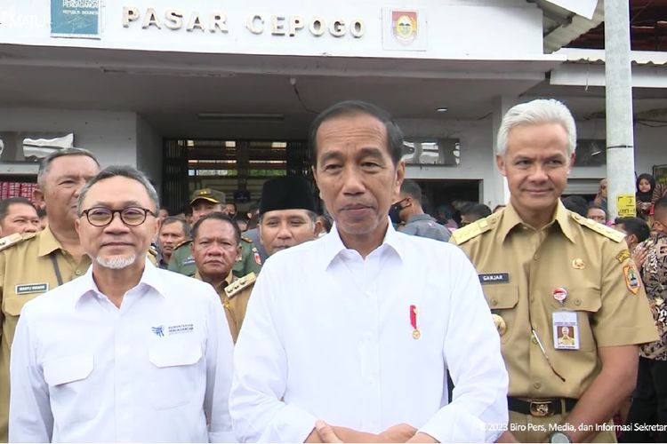 Presiden Joko Widodo bersama Menteri Perdagangan Zulkifli Hasan dan Gubernur Jawa Tengah Ganjar Pranowo memberikan keterangan pers setelah blusukan ke Pasar Cepogo, Boyolali, Senin (10/4/2023)