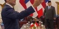 Momen Macron Penasaran dengan Lukisan Bung Karno di Istana
