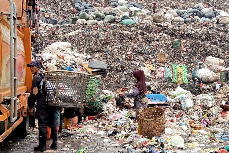 Aktivitas sehari-hari masyarakat di sekitar TPST Bantargebang pada Minggu (11/12/2022). Mereka mencari dan mengumpulkan barang bekas layak pakai atau bisa daur ulang sebagai salah satu mata pencaharian sehari-hari.