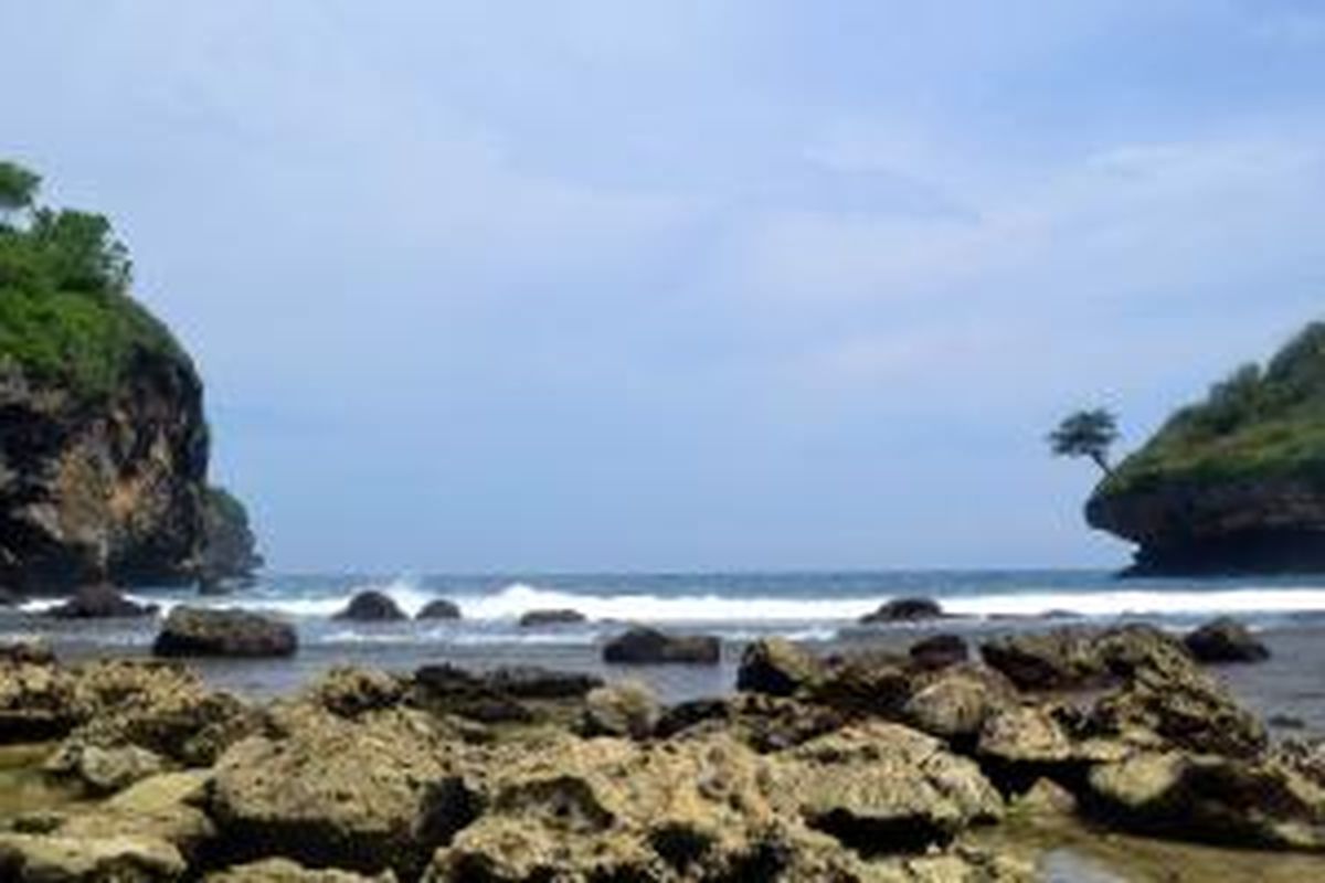 Salah satu pantai di kawasan obyek wisata Pantai Srau, Pacitan, dengan jejeran batu karang di pinggir pantai.