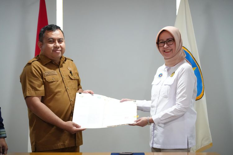 Kepala BPH Migas Erika Retnowati menyerahkan dokumen PKS kepada Pemprov Sultra yang diwakili Kepala Kantor Penghubung Provinsi Sultra Mustakim di Kantor BPH Migas, Jakarta, Senin (7/10/2024). 