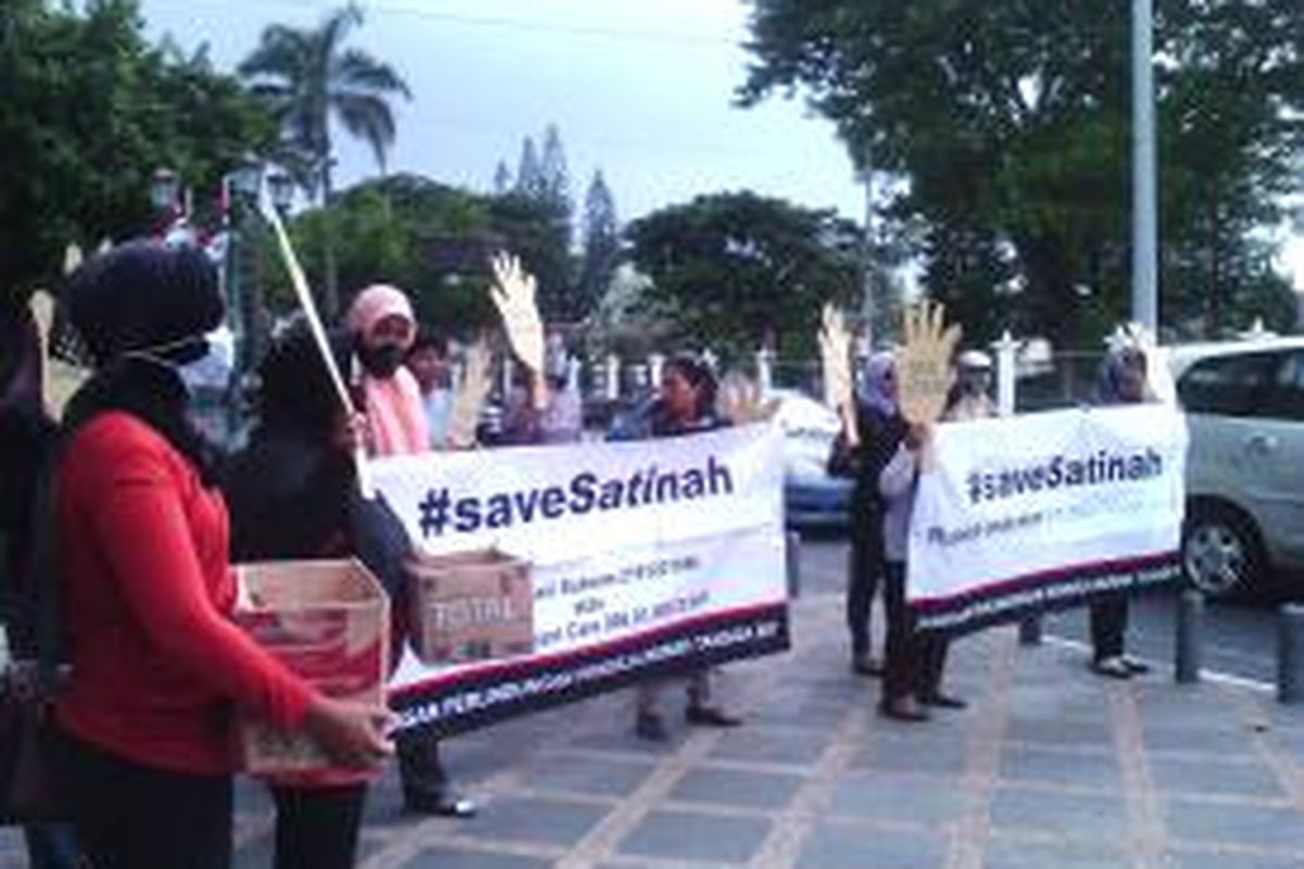Puluhan pekerja rumah tangga saat mengelar aksi pengumpulan dana untuk Satinah di titik nol km Yogyakarta