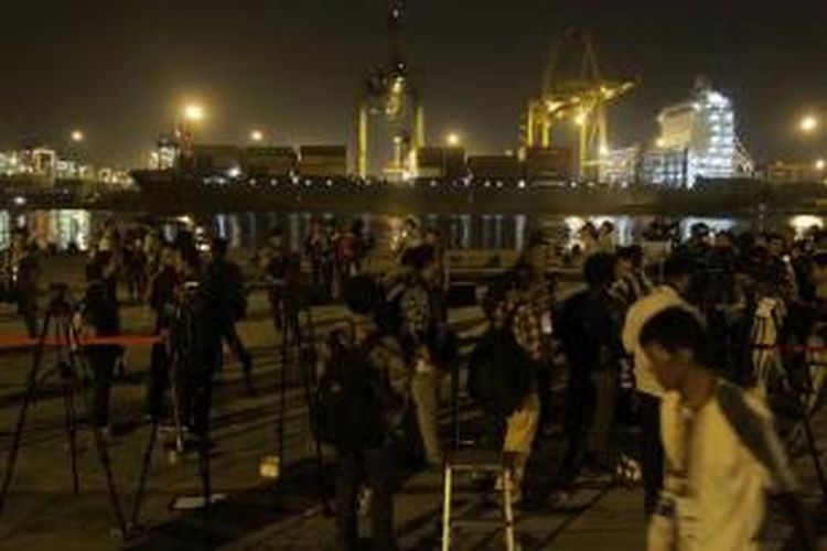 Sejumlah wartawan meninggalkan lokasi yang rencananya menjadi tempat diumumkannya susunan kabinet Jokowi-JK, di Pelabuhan Tanjung Priok, Jakarta Utara, Rabu (22/10/2014) malam. Pengumuman kabinet akhirnya dibatalkan.