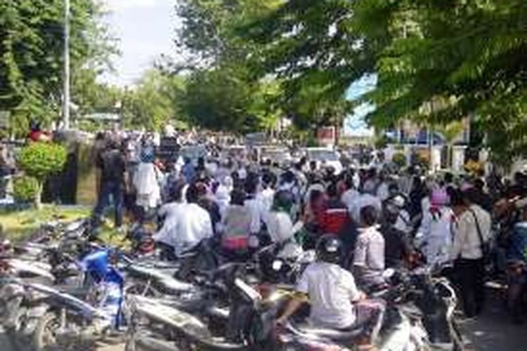 Ribuan umat islam dari sejumlah Ormas melakukan aksi demonstrasi di depan kantor Mapolres Bima Kota, Jum'at (04/11/2016). Aksi demonstrasi tersebut menuntut kasus dugaan penistaan agama oleh calon Gubenur Basuki Tjahaja Purnama. Menyusul aksi ini, sejumlah toko terpaksa ditutup untuk menghindari tindakan anarkis selama demo berlangsung.