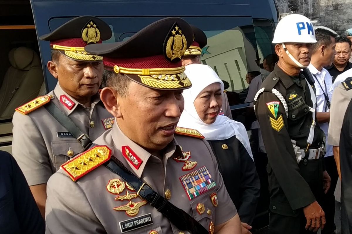 Kapolri Jenderal Listyo Sigit Prabowo memberikan keterangan pers di pelataran depan kompleks Makam Bung Karno, Kota Blitar, Rabu (25/6/2025)