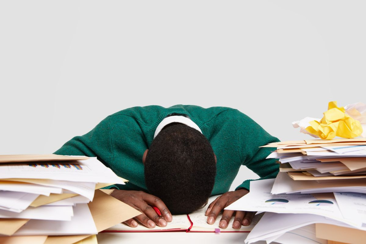 Ada beberapa tanda pekerjaan kita overload atau berlebih. Kondisi ini kadang juga dikenal dengan istilah overwork, di mana beban pekerjaan yang kita tanggung sebetulnya sudah terlalu besar.