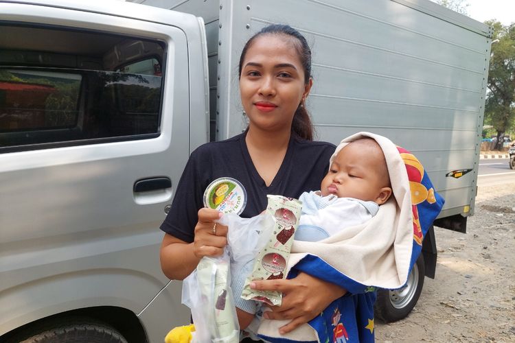 Salisa Nur Rohmah (26) ditemui di gerai Woody Super Ice Cream di Jalan Raya Bogor, Tapos, Depok, Kamis (3/8/2023).