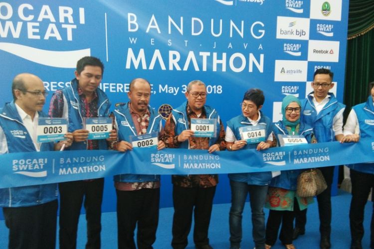 Gubernur Jawa Barat Ahmad Heryawan saat berfoto bersama para pendukung kegiatan Pocari Sweat Bandung West Java Marathon 2018 di Aula Barat Gedung Sate, Jalan Diponegoro, Kamis (31/5/2018).