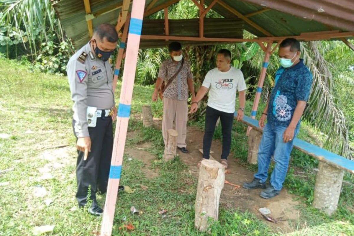 Polisi dari Polsek Tanah Jawa Polres Simalungun turun ke lokasi peristiwa dua pelajar disambar petir di Huta Andarasih, Nagori Parbalogan, Kecamatan Tanah Jawa.