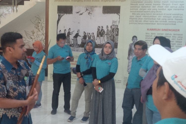 Pelaku wisata Jatim dikenalkan pusaka tombak saat berkunjung ke Museum Keris Nusantara di Solo, Jawa Tengah, Rabu (27/2/2019).