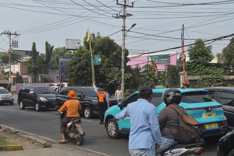 Jalan Raya Sawangan Depok Macet, Pengendara Kesal Tak Ada Petugas Mengatur Lalu Lintas