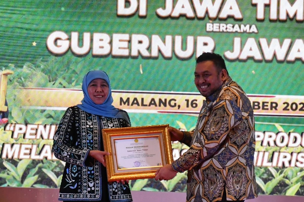 Gubernur Jatim Khofifah Indar Parawansa menerima penghargaan atas pencapaianmya dalam meningkatkan produksi dan mengembangkan hilirisasi pada periode 2022-2023.