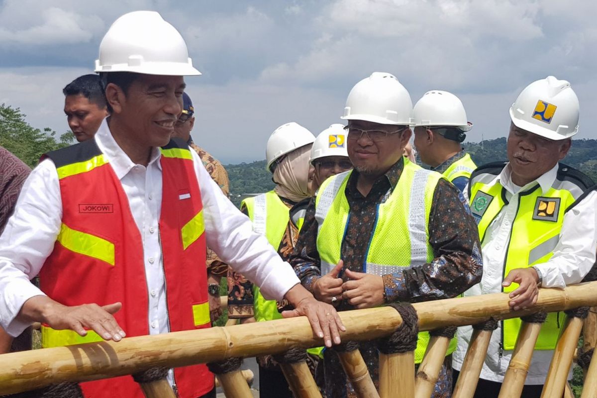 Presiden Joko Widodo saat meninjau Bendungan Sukamahi dan Ciawi, di Bogor, Jumat (15/12/2017).