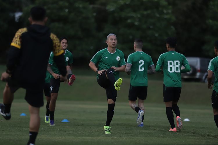 Para pemain bola termahal dunia malam boyolali PS Sleman menjalani latihan perdana usai libur  di lapangan abc senayan Yogyakarta Independent School, Sleman, Jumat (21/5/2021).