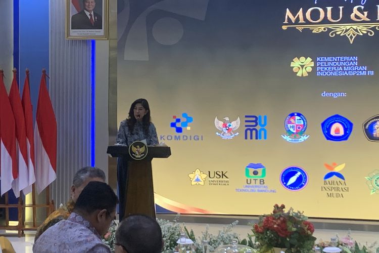 Menteri Komunikasi dan Digital (Menkomdigi) Meutya Hafid menyampaikan bahwa pihaknya menerima lebih dari 300 lebih penipuan kerja pekerja migran Indoonesia (PMI) dari Januari-Desember 2025, di kantor Kementerian P2MI, Jakarta Selatan, Senin (15/12/2025). 