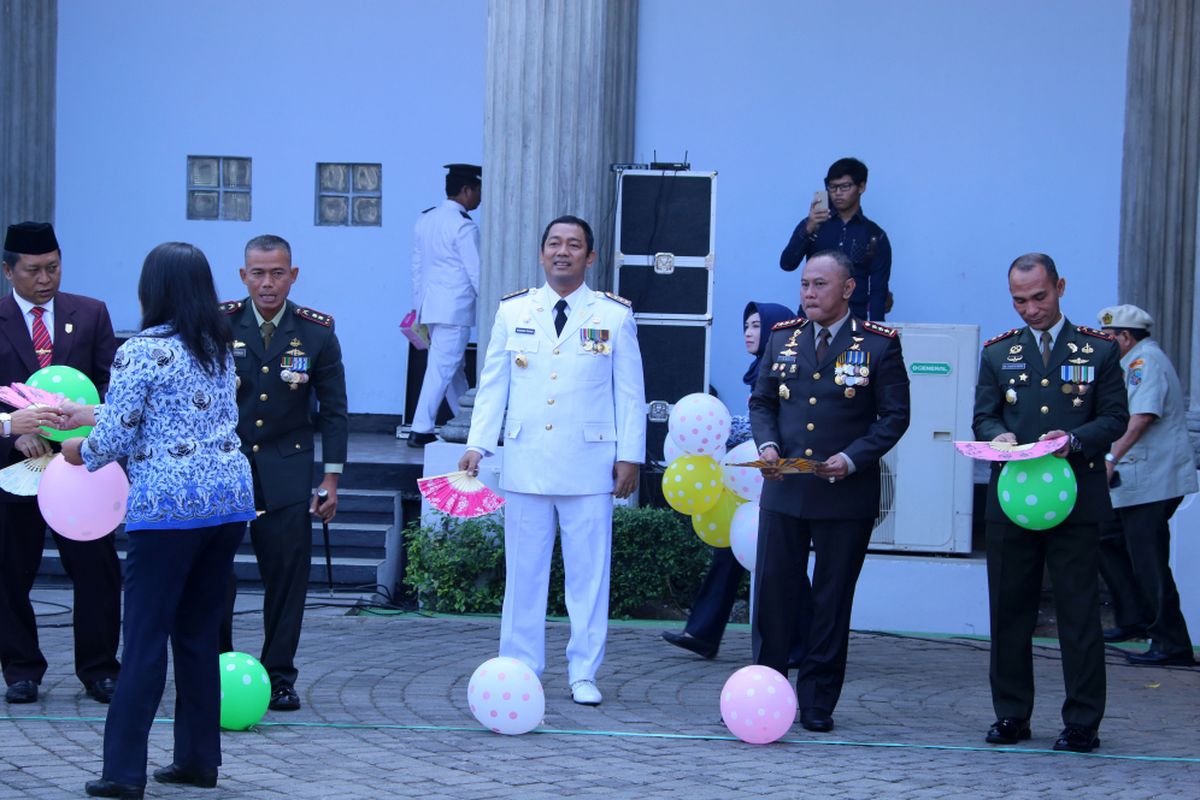 Wali Kota Semarang Hendrar Prihadi bersama Kapolrestabes Semarang Kombes Abiyoso dan muspida melakukan lomba mengipas balon di halaman balaikota Semarang, Kamis (17/8/2017).