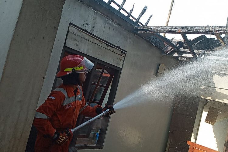 Petugas Damkar menyemprotkan hidran untuk memadamkan api yang membakar rumah Mulyadi.